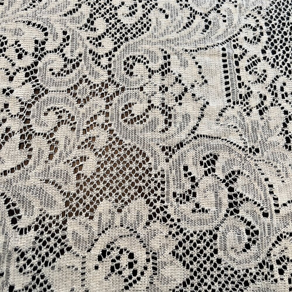 Large Lace Tablecloth - Picture 4 of 8